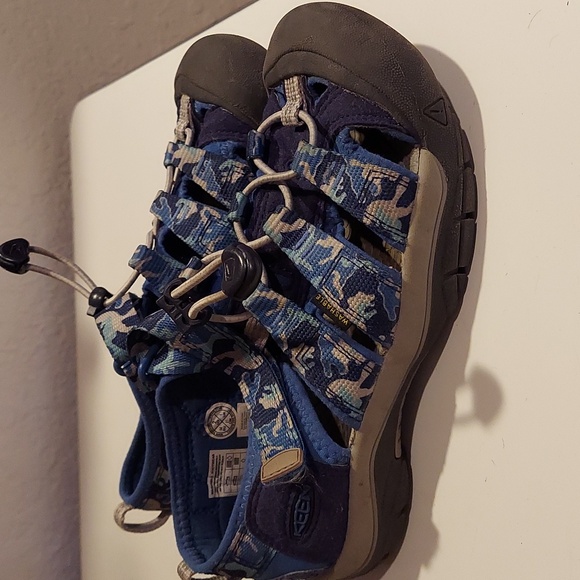 LIKE NEW Keen Boys Size 2 Sandles - Picture 4 of 8
